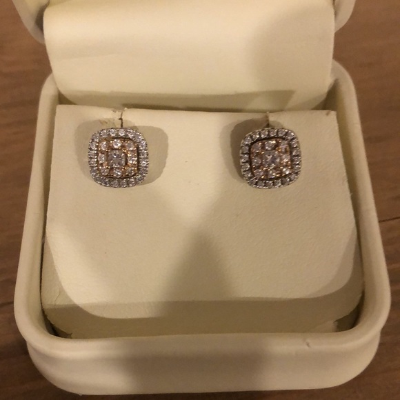 Cushion cut diamond earrings - Picture 2 of 2